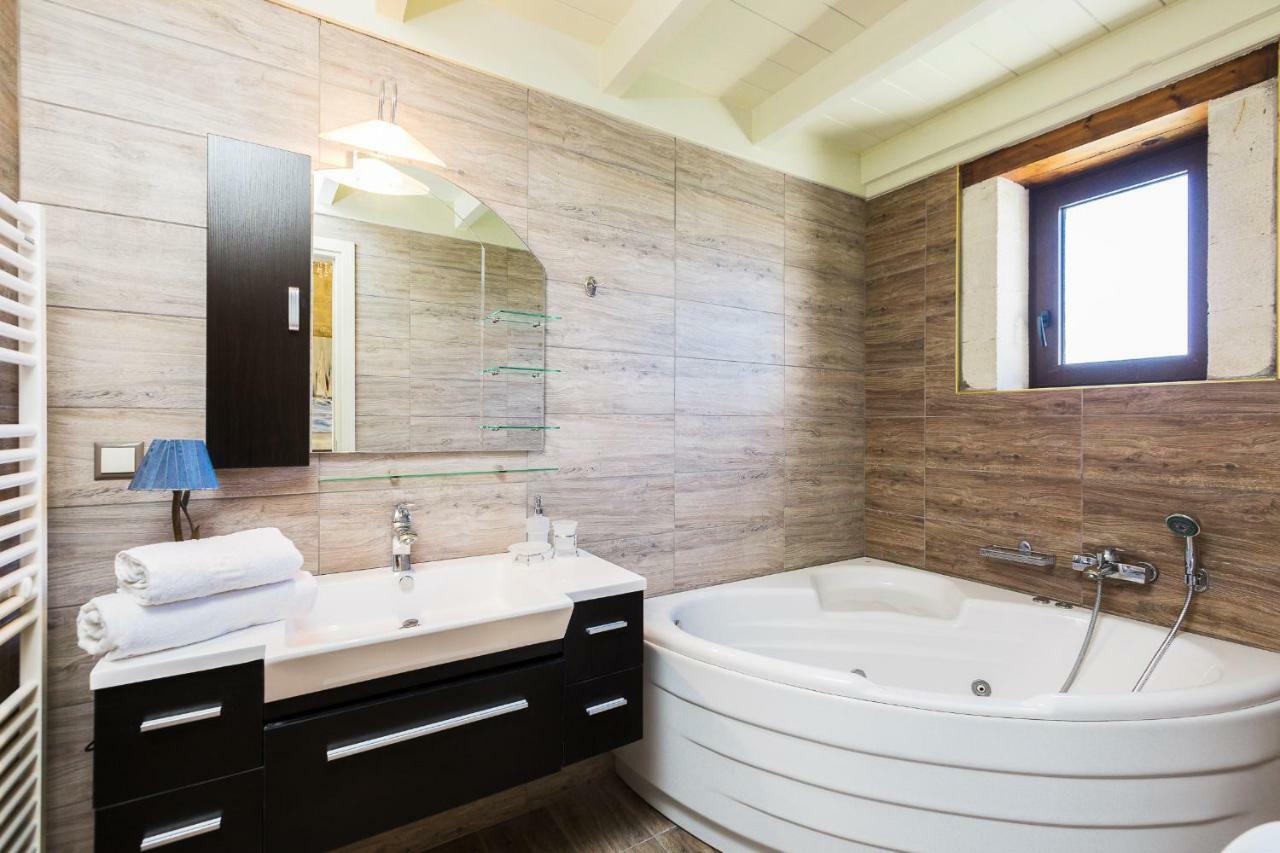 Caramel Villa, With 40M2 Pool & Spa Whirlpool, By Thinkvilla Pánormos Екстериор снимка